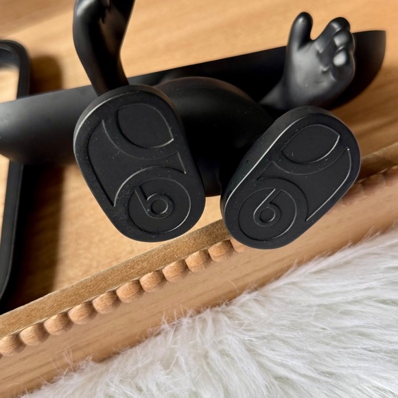 Beats by Dre Pill 2.0 Bluetooth Speaker Limited Edition & Black Character Stand - Picture 3 of 16